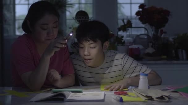 Dia Chuva Forte Eletricidade Apagou Mães Asiáticas Ajudando Meu Filho — Vídeo de Stock