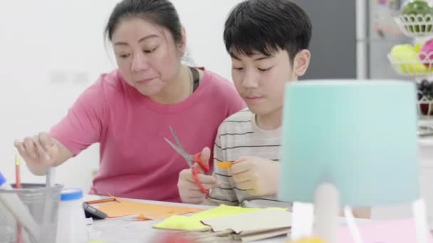 Asiática Mãe Ajudando Meu Filho Fazer Arte Fim Enviar Professor — Vídeo de Stock