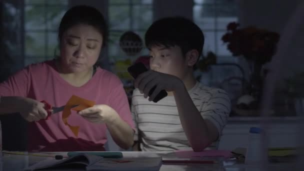 Dagen För Regnet Slocknade Elektriciteten Asiatiska Mödrar Hjälpte Min Son — Stockvideo