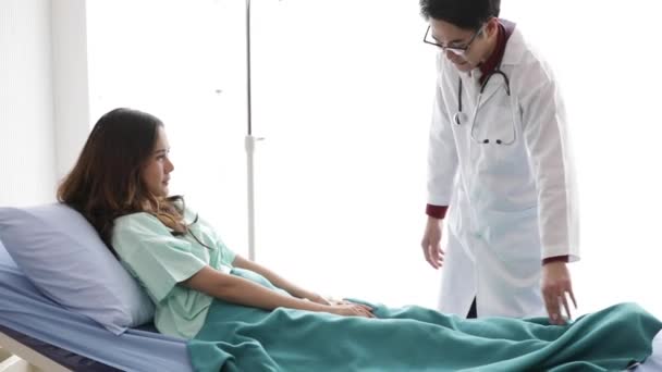 Las Pacientes Asiáticas Están Hablando Con Médico Para Recibir Asesoramiento — Vídeo de stock