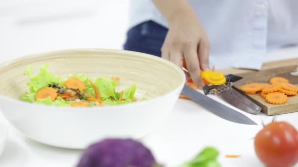 Mâna Aproape Femeii Pregătește Legume Pentru Face Salată Pentru Prânz — Videoclip de stoc