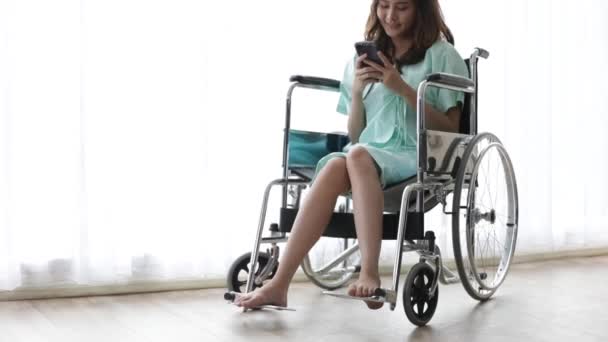 Paciente Senta Uma Cadeira Rodas Hospital Mostrando Várias Emoções — Vídeo de Stock