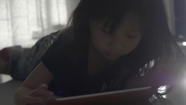 Asiática Niña Viendo Vídeo Tableta Digital Casa — Vídeo de stock