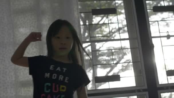 Asiatico Bambina Guardando Video Digitale Tablet Casa — Video Stock