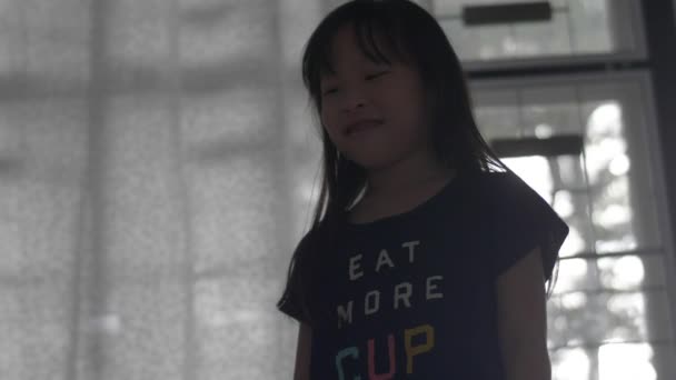 Aziatisch Klein Meisje Kijken Video Digitale Tablet Thuis — Stockvideo