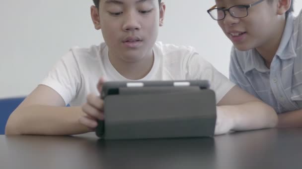 Азійські Підлітки Використовують Бібліотеці Планшетний Комп Ютер Два Хлопця Малюють — стокове відео
