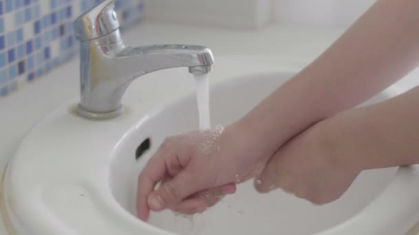 Pojken Tvättar Händerna Med Tvål Badrummet — Stockvideo