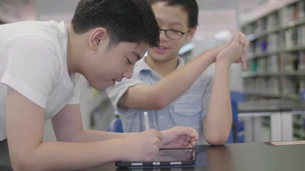 Asiático Pré Adolescentes Meninos Usando Tablet Computador Biblioteca Dois Menino — Vídeo de Stock