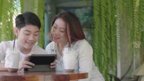 Moeder Zoon Die Samen Digitale Tablet Gebruiken — Stockvideo