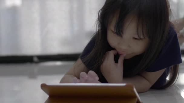 Asiática Menina Assistindo Vídeo Tablet Digital Casa — Vídeo de Stock