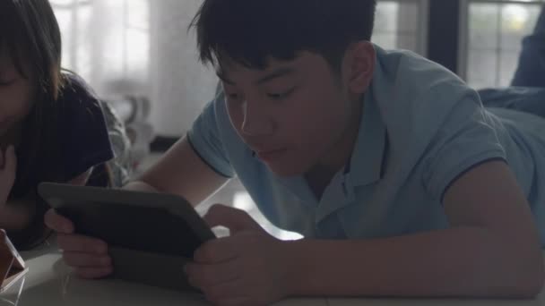 Asiatische Schwester Und Bruder Mit Einem Digitalen Tablet Zusammen — Stockvideo