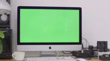 Bilgisayar yeşili ekranlı işyeri tasarımı, evdeki bir masanın üzerinde duruyor, İş Konsepti, kopyalama alanı.