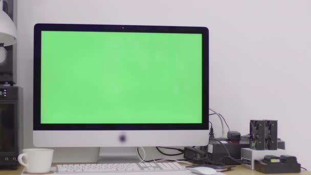 自宅の机の上にコンピュータの緑の画面を持つ職場のデザイン ビジネスコンセプト コピースペース — ストック動画