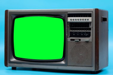 Retro tarzı eski televizyon. Kesik ekran, mavi arka planda eski televizyon. Yeşil ekranlı televizyon.