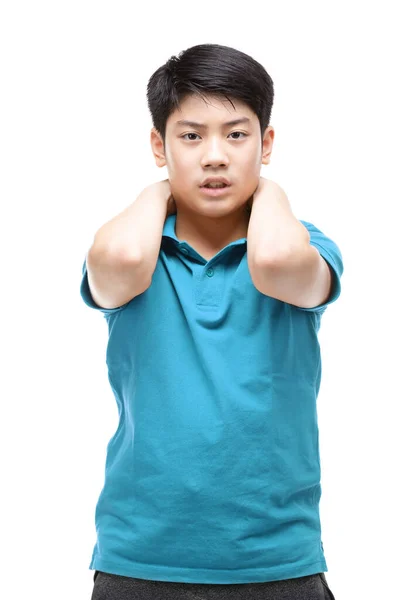 青いシャツを着たアジア系の少年がジェスチャーをしている 白い背景の上に — ストック写真