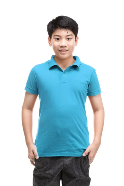 青いシャツを着たアジア系の少年がジェスチャーをしている 白い背景の上に ストック写真