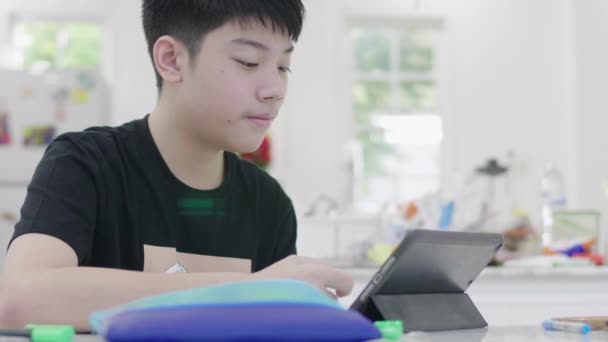 亚洲青少年学生在家里上网学习 这个男孩正在通过网络教学与老师交流 — 图库视频影像