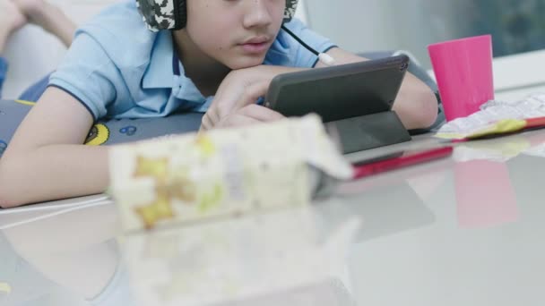 Asiático Niño Jugando Juegos Línea Con Amigos Por Tableta Los — Vídeo de stock