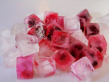                                 Kırmızı böğürtlen frosen buz küpleri beyaz bir backgrownd dağılmış.