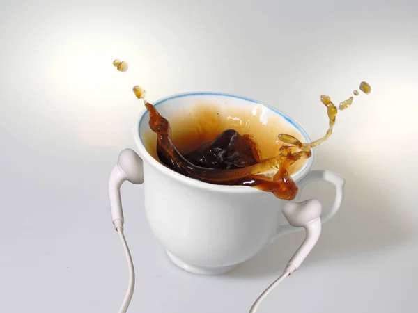 White Cup White Earphones Put Splash Coffee — Stock Photo, Image