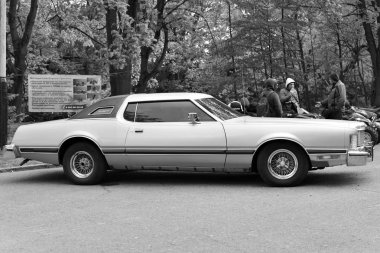 Sokakta vintage retro araba siyah beyaz