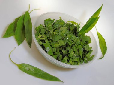                                Beyaz bir tabakta yabani sarımsak