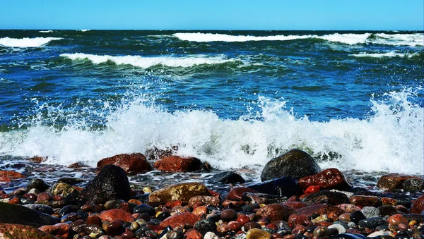 岩石海岸 海浪拍打着石头和泡沫的浪花 — 图库照片