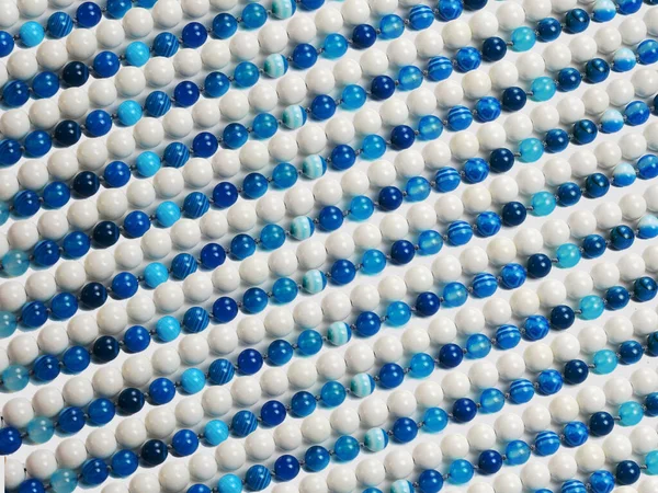 Φόντο Από Λευκό Και Μπλε Χάντρες Πολύτιμων Λίθων — Φωτογραφία Αρχείου