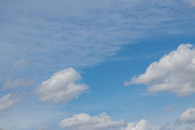 Gün boyunca gökyüzünde bulutlar