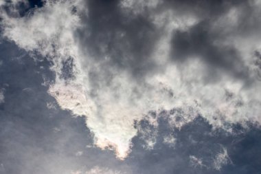 Gün boyunca gökyüzünde bulutlar