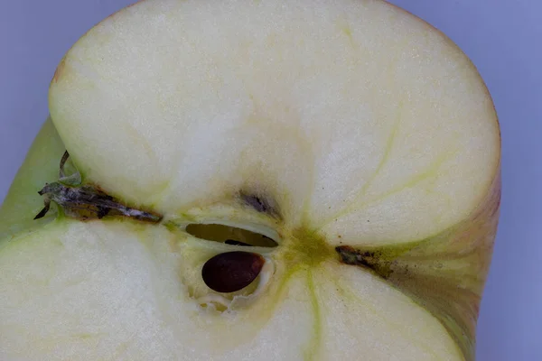 Zbliżenie Kawałka Dojrzałego Jabłka — Zdjęcie stockowe