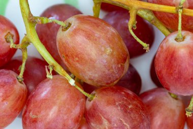 Olgun ve koyu kırmızı üzümlere yakın