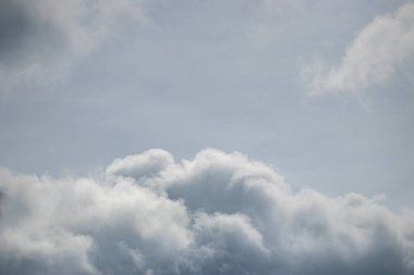 Gün boyunca gökyüzünde bulutlar