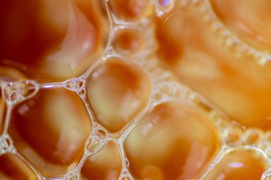 Su ve yağ karışımındaki hava kabarcıkları sanatsal ve hayal gücü ile tasarlanmış soyut bir zemin oluşturur.