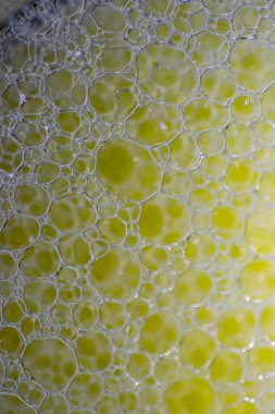 Su ve yağ karışımındaki hava kabarcıkları sanatsal ve hayal gücü ile tasarlanmış soyut bir zemin oluşturur.