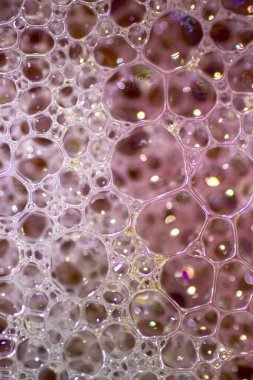 Su ve yağ karışımındaki hava kabarcıkları sanatsal ve hayal gücü ile tasarlanmış soyut bir zemin oluşturur.