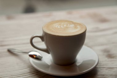 pencere üzerinde lezzetli kahve bir fincan