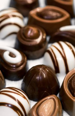 Çikolatalı tatlılar çeşitli şekiller, lezzetli iştah açıcı