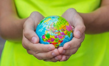 Yeşil bir arka plan üzerinde dünya ülkelerinin topraklarının ile mavi küre