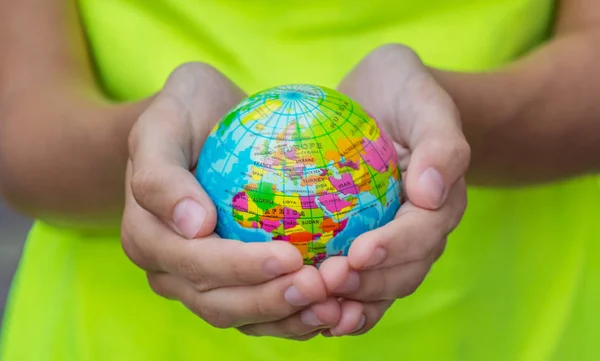 Yeşil bir arka plan üzerinde dünya ülkelerinin topraklarının ile mavi küre