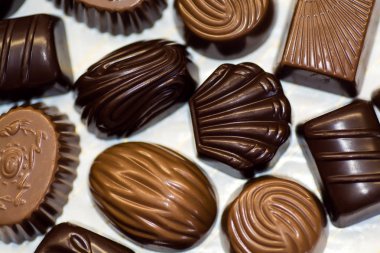 Çeşitli şekiller farklı dolguları ile çikolata şeker