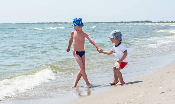 Hermano Mayor Juega Playa Con Hermano Menor Olas Niños Felices —  Fotos de Stock