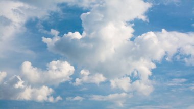 Mavi gökyüzünde beyaz kıvırcık bulutlar. Gökyüzü arkaplanı