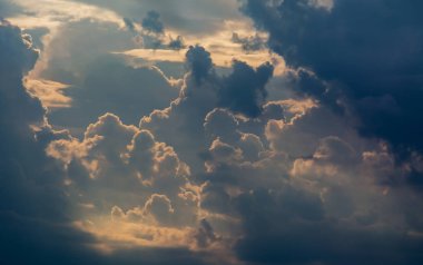 Mavi bir gökyüzü beyaz kıvırcık bulutlarda. Gökyüzü arka plan günbatımı