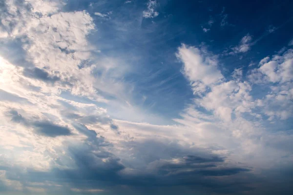 Witte Krullende Wolken Een Blauwe Lucht Luchtachtergrond Rechtenvrije Stockfoto's