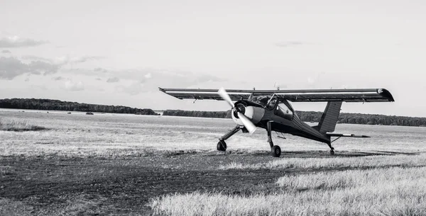 Utbildning Och Sport Lätta Flygplan Fältet Landning Start Svartvitt Foto — Stockfoto