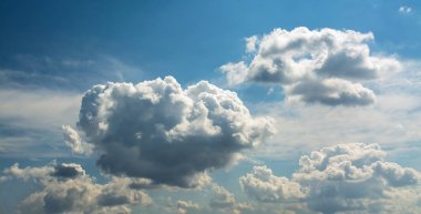 Mavi gökyüzünde beyaz kıvırcık bulutlar. Gökyüzü arkaplanı