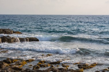 Akdeniz köpüklü deniz manzaralı dalgalar