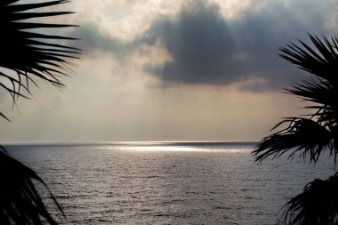 Güneşin sudaki yansımasıyla deniz manzarası.