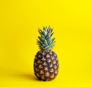 Parlak sarı bir arka planda ananas